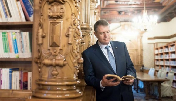 Egy kis képmutatás: Iohannis olvas