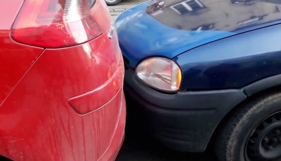 Sosem volt jogosítványa, de a rendőrségen panaszkodott, hogy hátulról megütötték az autóját