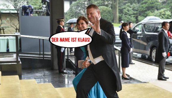 Nézze meg Klaus Iohannist frakkban! Igazi Dzsémszbond! (FOTÓK)