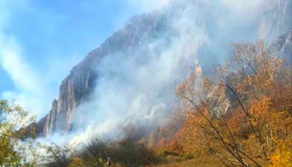 Erdőtűz pusztít a varázslatos szépségű Hunyad megyei Vulkán-hegységben (VIDEÓval)