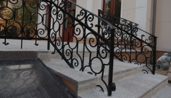 Próbáljuk értelmezni, amit a nagyváradi Ady-múzeumban felújítás címén elkövettek, de egyszerűen nem sikerül