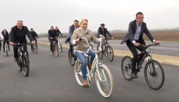 Á, semmi, csak beégett a retinánkba, ahogy Dăncilă hófehér biciklivel száguldozik (VIDEÓval)