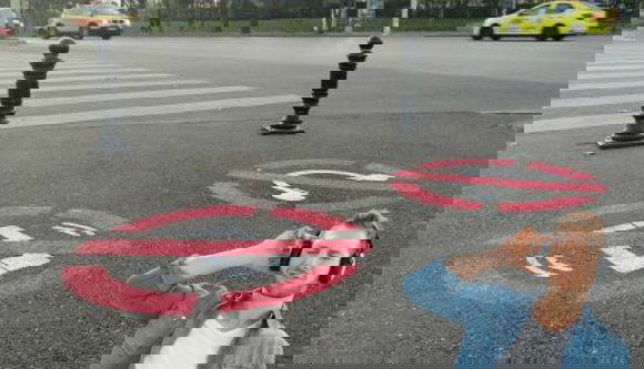 Bréking: Romániában megjelentek az első mobil- és fülestiltó jelzések a gyalogátkelőknél