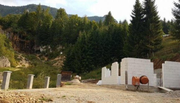 Van, akit egy vízesés sem tántorít el attól, hogy illegális építkezésbe kezdjen