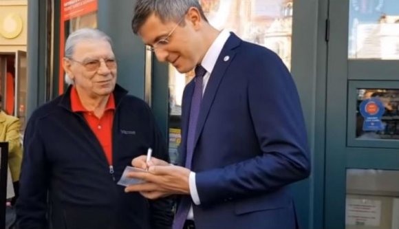 Az egyik elnökjelölt annyira menőnek képzeli magát, hogy ő ajánlott autogramot Jenei Imrének (VIDEóval)