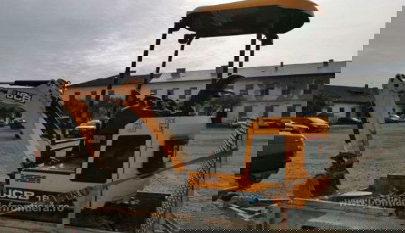 És akkor egy román férfi lazán, egy lopott kotrógépet vontatva lépett be az országba