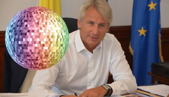 Diszkós Orlando önfeledten kurvázott egyet a parlamentben, és akkor még csak kedd van