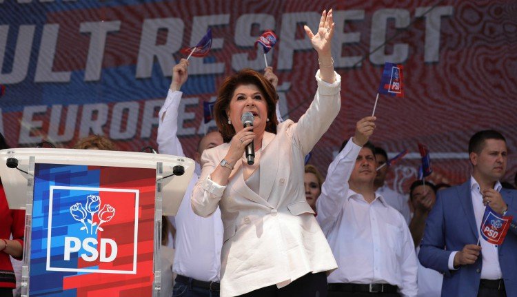 Két lakástól szabadult meg Plumb, mégsem lehet EU-biztos (FRISSÍTVE)