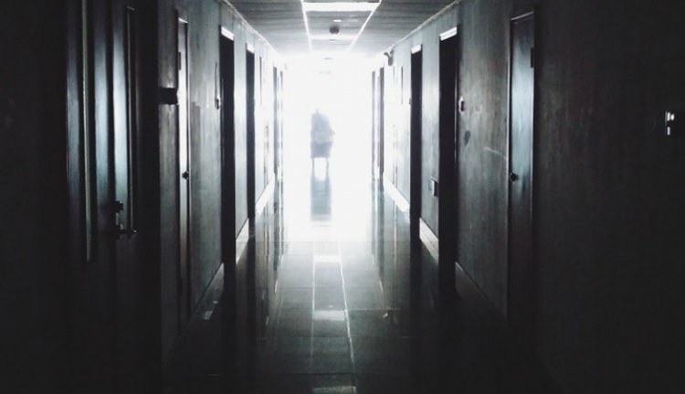 Egy nejlonzsákba tekerve, meztelenül földelték el a brassói neurológia egyik betegét