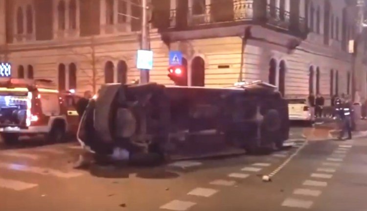 Beteget szállító mentőautó balesetezett Kolozsváron, hatan kerültek kórházba (VIDEÓval)