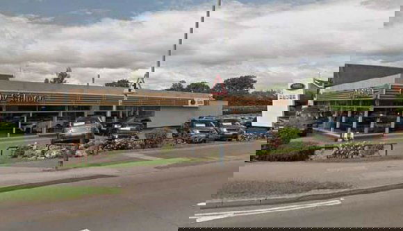 Miután szétcsapta magát alkoholos szájvízzel, tucatnyi luxusautót amortizált le egy román férfi Nagy-Britanniában