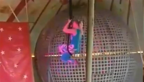 Lezuhant a magasból egy magyarországi cirkusz artistája Vajdahunyadon (VIDEÓVAL)