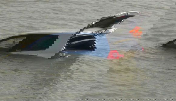 Jogsi nélkül, betintázva vezetett – naná, hogy a Dunában végződött az autókázás