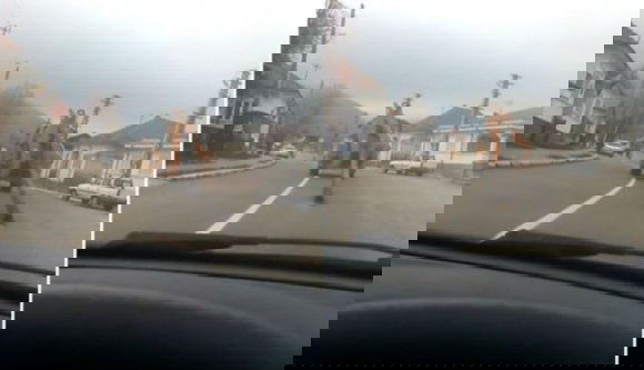 Ha építőmunkások lennének, önök is markológép mögé kötve vonszolnának végig egy fémcsövet egy település főutcáján? (VIDEÓval)