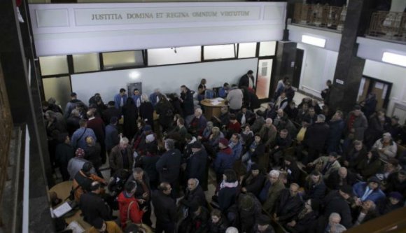 Persze, hogy a legnagyobb titkok tudója, Ion Iliescu nem jelent meg a forradalom perének első tárgyalási napján