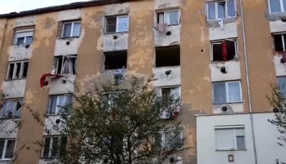 Gázrobbanás miatt kellett kiüríteni egy teljes tömbházat Szatmárnémetiben (VIDEÓval)