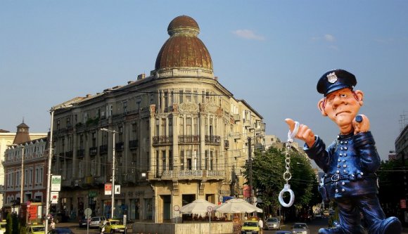 Egy helyi rendőr összekeverte a Jézuskát a géppuskával, és megbüntette a segítségért kiáltozó éjjeliőrt