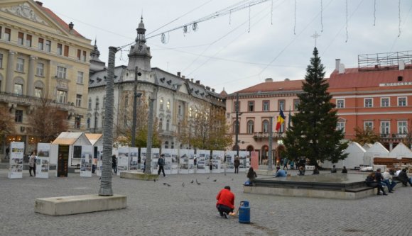 Kolozsvár főterén már van karácsonyfa, valamint egy ember, aki disznópörzsölővel hevíti a burkolatköveket