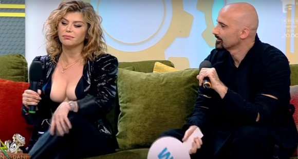 A román Madonna olyan impozáns dekoltázzsal sétált be egy reggeli tévéműsorba, hogy még a CNA is belepirult