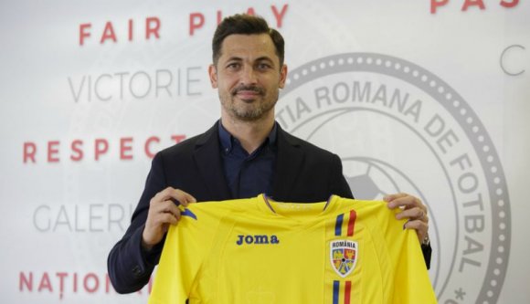 A román fociválogatott tapasztalatlan, megfelelő végzettséggel sem rendelkező edzővel próbál eljutni a Puskás Arénáig