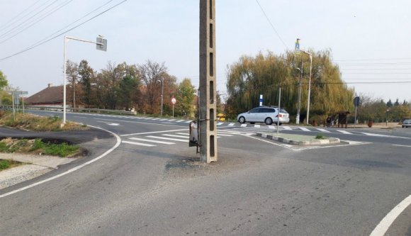 Egy romániai településen öt éve áll az útkereszteződés közepén egy pózna, és nem tudja, merre induljon :(