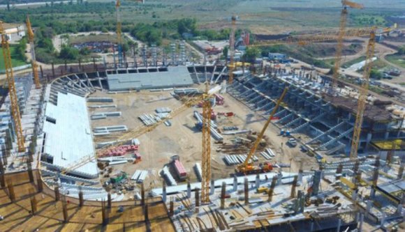 Míg Budapesten fociarénát avatnak, Bukarestben tovább tökölődnek a stadionok megépítésével