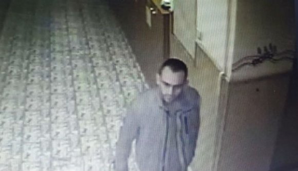 Sok helyen indokolt lehet egy meztelen férfi tartózkodása, de egy iskola női mosdójában biztosan nem