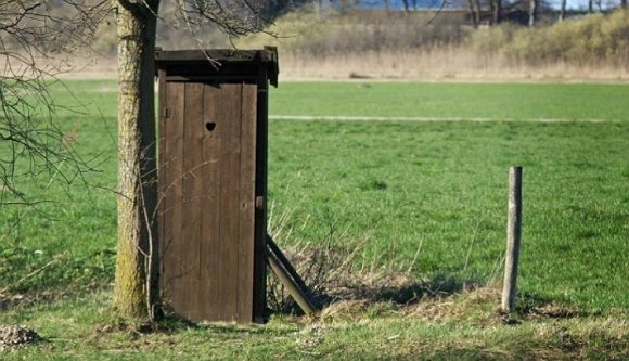 Még mindig meghaladja az ezret az olyan iskolák száma, ahol hiába keresnénk az épületben a vécét
