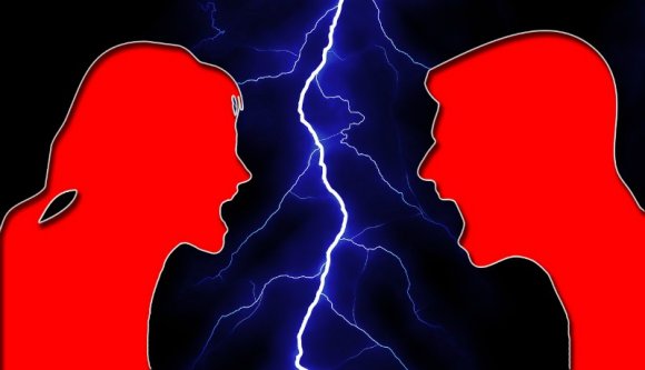 Nagyon megjárta az a fiatal nő, aki hűtlen barátja helyett 20 rendőrön töltötte ki a bosszúját