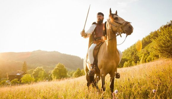 A román nemzeti ünnep napján, egy trikolórral lett öngyilkos a dákomán szervezet elnöke