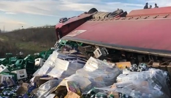 Sörben úszik egy országút, több száz üveg hever az árokban