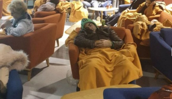 Egész éjszaka belgiumi reptereken szobrozott 180 romániai utas, Kövesivel az élen