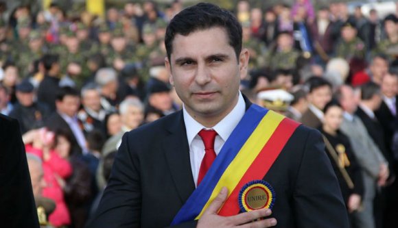 Nehéz az élet: egy polgármester megemeltette a fizetését, mert ez KÖTELESSÉGE volt