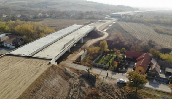 Százezer lejes erkölcsi kártérítést követel az autópályazajban őrlődő erdélyi család