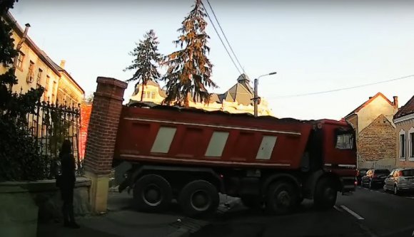 Ezentúl a második szülinapját is megünnepelheti a gyalogos, akire majdnem ráesett egy téglaoszlop (VIDEÓval)