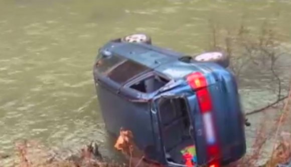 Emlékezetes utazás: autóstól a Szamosban landolt egy család