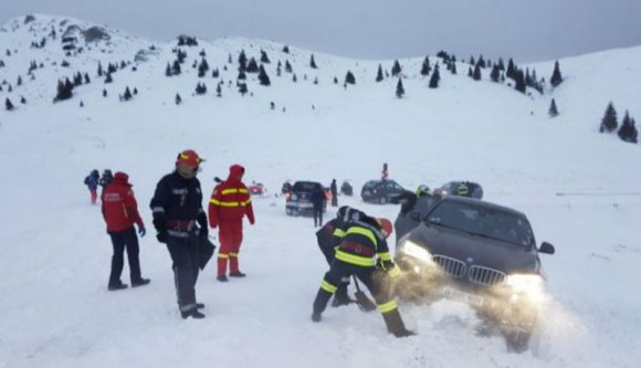 Így légy az élet királya: hajts be egy lezárt, behavazott útszakaszra, majd a volánnál ülve asszisztáld végig, ahogy a tűzoltók 