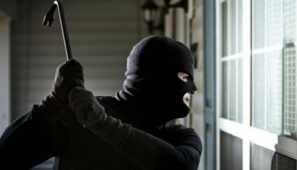 Mint a filmekben: csak pisztolylövésekkel tudták ártalmatlanná tenni az orvosi rendelőbe betörő csuklyás tolvajt Szalontán