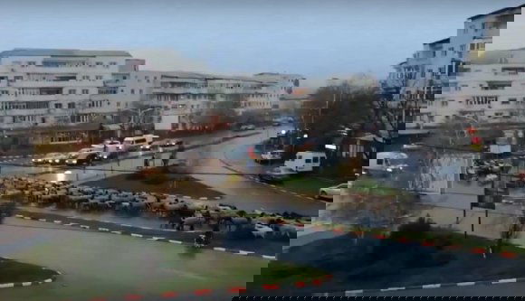 Románia, EU, 2019: egy komplett juhnyáj bénította meg a forgalmat a megyeszékhely főterén (VIDEÓval)