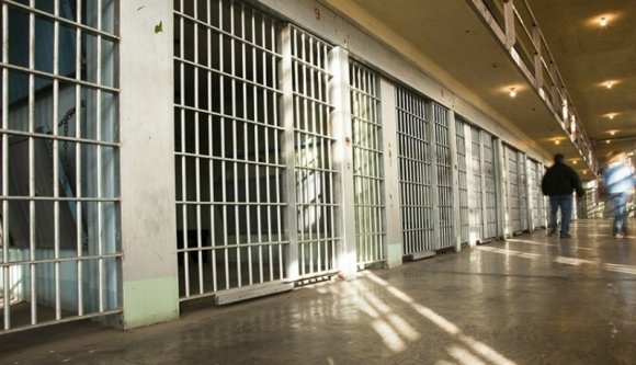 Végre jogerősen visszavonták a 20 ezer visszaeső bűnözőt idő előtt utcára engedő törvényt