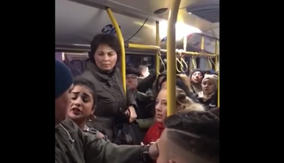 Három zsebtolvaj akart kirabolni egy csendőrnőt a városi buszon. Nem volt jó ötlet (VIDEÓval)