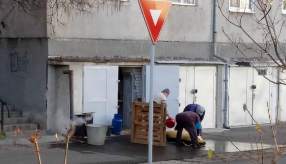 A tömbház mögött vágta le a disznót egy váradi férfi. Hát nem ráhívták a rendőrséget?