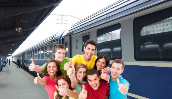 Egyetemisták, fel lehet lélegezni: a kormány egyelőre nem vet véget az ingyenes vonatozásnak