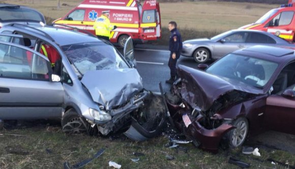 Szabálytalanul előzött a tapasztalatlan autós, rögtön tíz embert juttatott kórházba