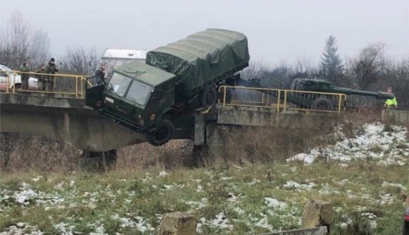 Majdnem veszélyes lezuhanási hadműveletbe keveredett a 81. Besztercei Gépesített Dandár teherautója