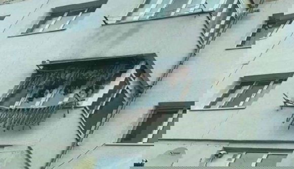 A fényfüzér és a girland az amatőröknek való: az igazi menők kolbásszal és szalonnával díszítik fel karácsonyra az erkélyüket