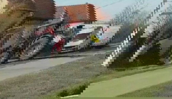 Markológéppel küldte vissza a „feladónak” a mezőn hagyott szemetet egy polgármester (VIDEÓval)