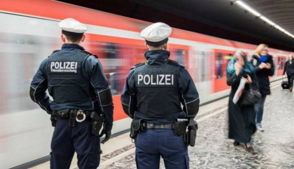 Műbránerrel támadott meg két nőt egy elvetemült román férfi Hamburgban, de lefegyverezték