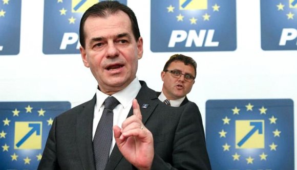 A kisebbségi jogvédelemből folyton jelesre vizsgázó kormány unitárius vallású feje pont egy magyarfalót választott tanácsosává