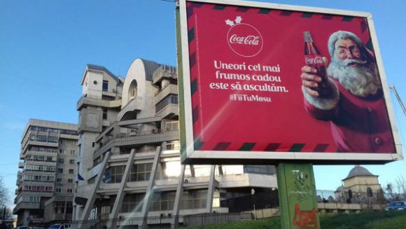 Sírva röhögünk: ennél találóbb plakátot nem is helyezhettek volna ki a román hírszerzés székháza elé